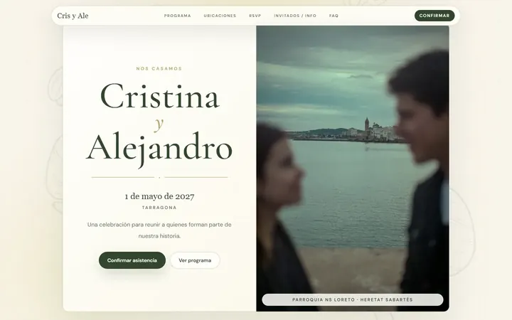 Web de boda de Cristina y Alejandro: nombres en serif verde junto a una foto frente al mar de Tarragona
